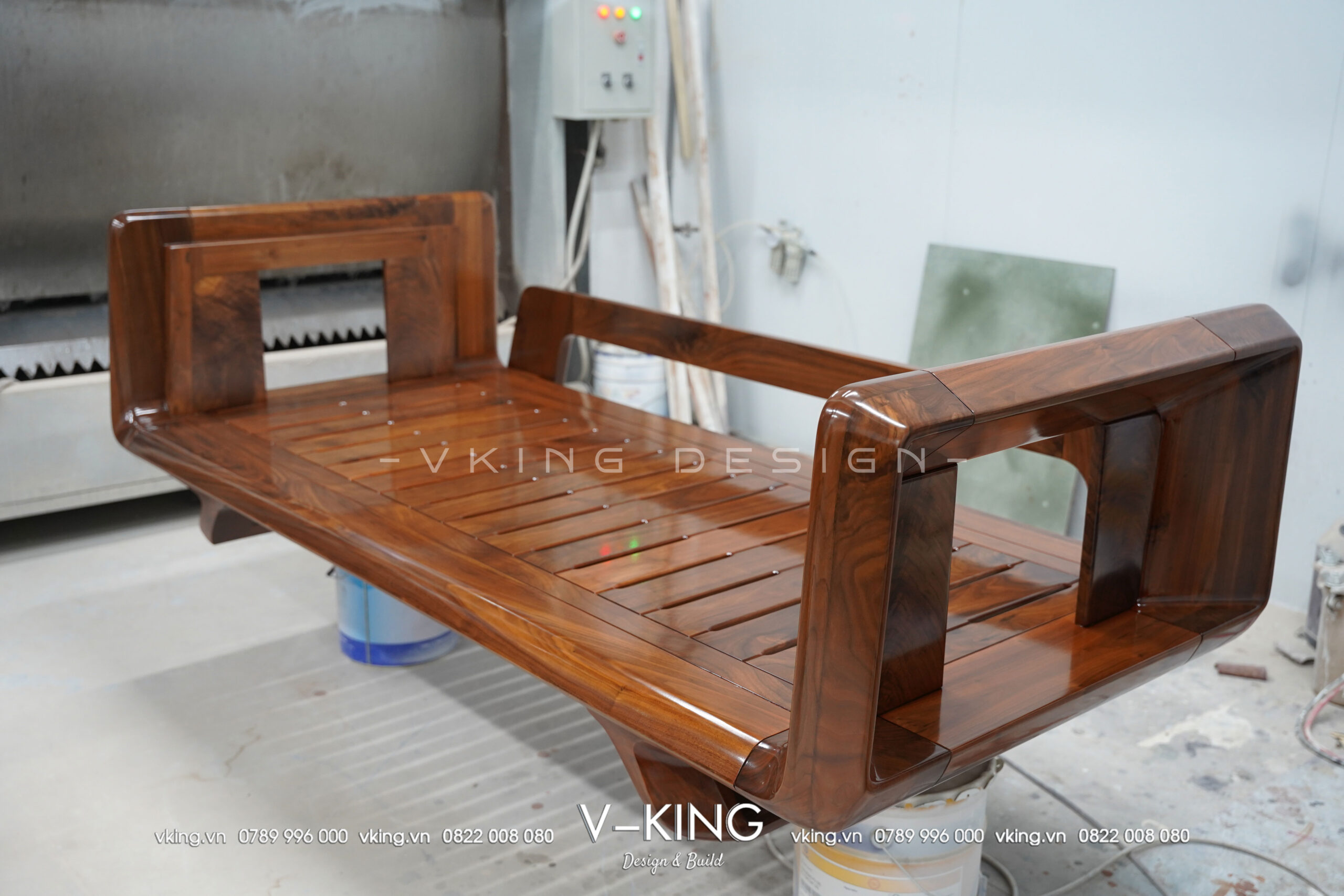 Khung sofa phòng khác được làm bằng gỗ óc chó tự nhiên