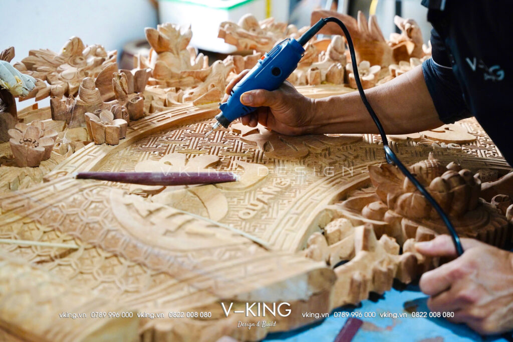 Nghệ thuật chạm khắc gỗ tại Xưởng nội thất VKing