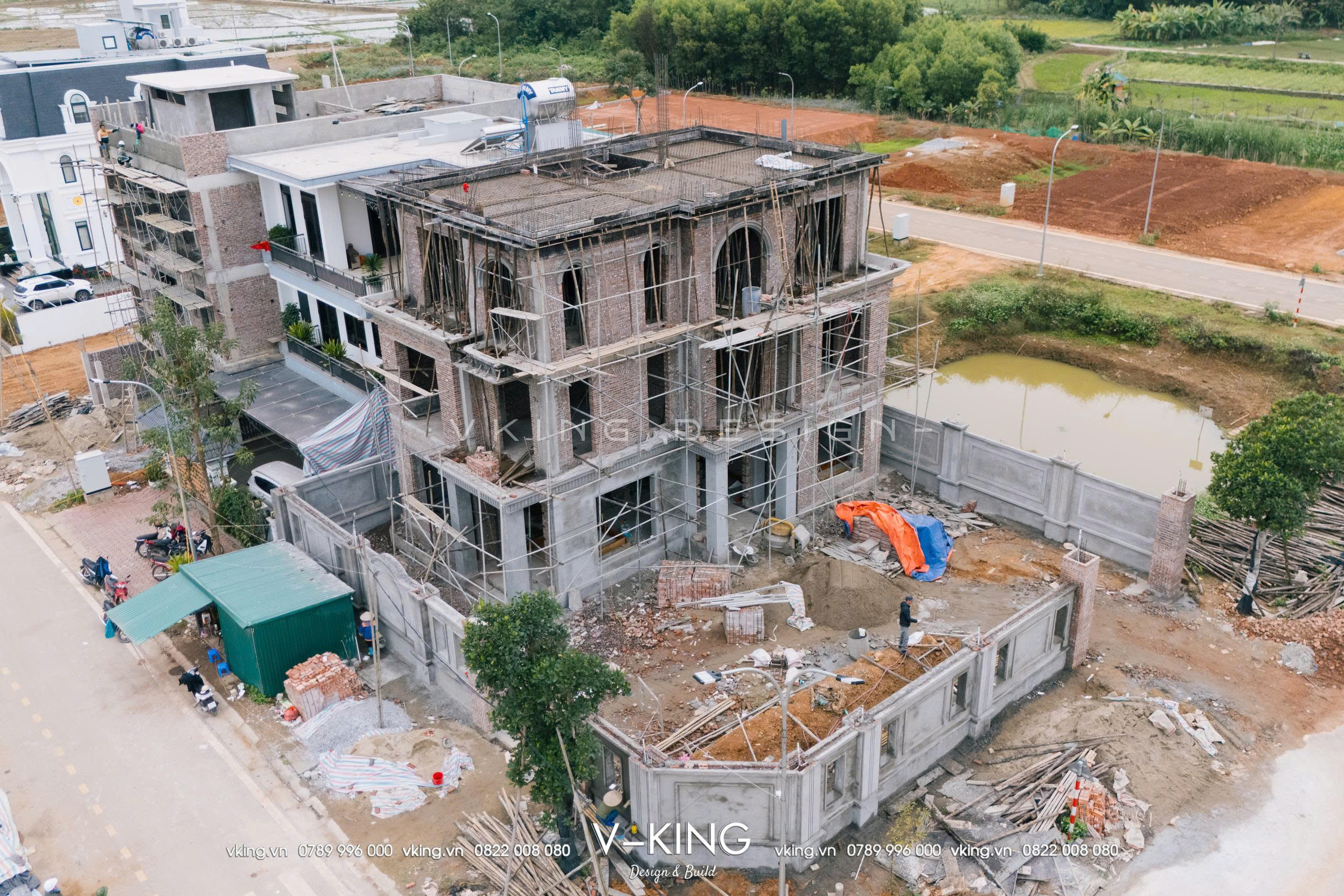 GIẢI MÃ CHI PHÍ XÂY DỰNG BIỆT THỰ HIỆN ĐẠI 2026: TỪ PHẦN THÔ ĐẾN HOÀN THIỆN 4 thi cong xay dung biet thu VK25029 6
